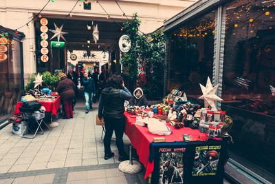 Utcakép a Gozsdu udvarban emberekkel-stock-foto