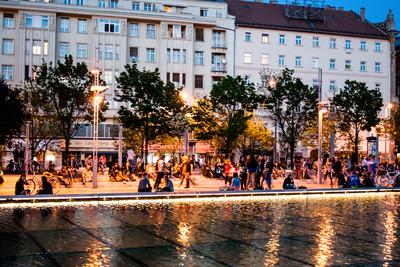 Utcakép az Erzsébet téren, a Király utca és a Gozsdu udvar közelében-stock-foto