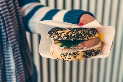 Egy frissen készült szendvics egy bulinegyedbeli ételbárban-stock-foto