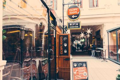 Utcakép a Gozsdu udvarban emberekkel, menekülőszobával-stock-foto
