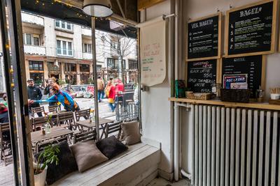 Gozsdu udvar környéke, életteli hangulat, utcakép, kávézó belső képe-stock-foto