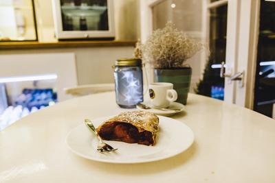 Sütemény és kávé, vendéglátóhely belső-stock-foto