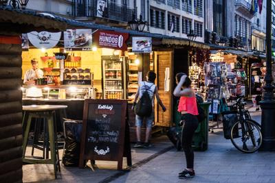 Utacekép a Deák Ferenc utcában emberekkel, utcai üzletekkel-stock-foto