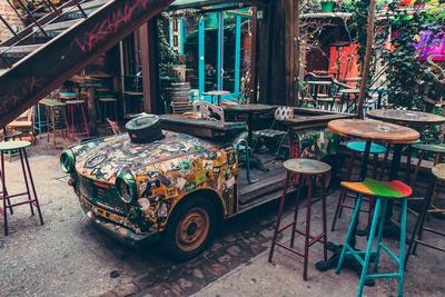 Trabant, mint éttermi dekoráció, színes belső térben-stock-foto