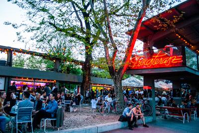 Utcakép emberekkel, szórakozóhelyen az Erszébet téren-stock-foto