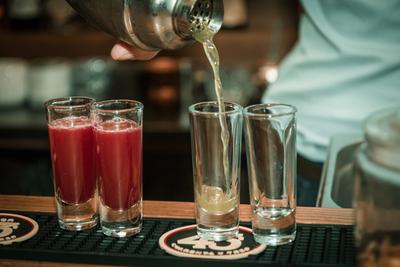 Italok készítése bárpulton, mixerrel, közeli képen, a bulinegyed közelében egy bárban.-stock-foto