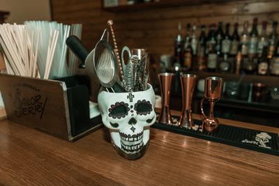 Bár belső és pult halálfejes eszköztartóval.-stock-foto