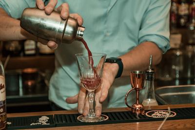 Közelkép italról, készítés közben, mixerre.-stock-foto