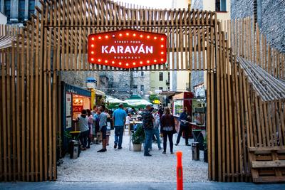 Életteli utcakép a Kazinczy utcában, a Karaván street foodban-stock-foto