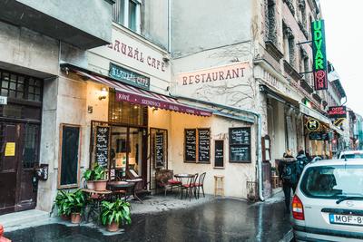 Étterem bejárata, hangulatos terasszal és utcarészlettel-stock-foto