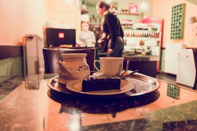 Sütemény, tea és vendgek egy teázóban a Wesselényi utcában, a bulinegyedben.-stock-foto