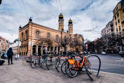 Zsinagóga a Múzeum körút felől, kerékpárokkal az előtérben-stock-foto