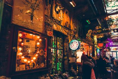 Belső tér a Szimpla Kertben emberekkel és színes, hangulatos dekorációval-stock-foto