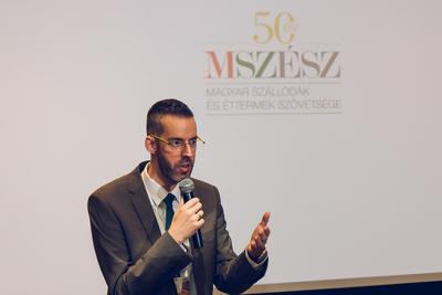 Könnyid László, az MSZÉSZ idén leköszönő elnöke beszédet mond a közgyűlés előtt a Szövetség 50. évfordulóján, a Danubius Hotel Héliában-stock-foto