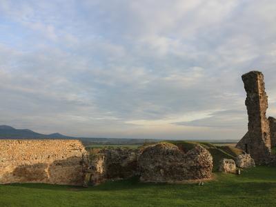 Hajnal a Nógrádi várban-stock-foto