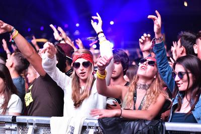 CLUJ-NAPOCA, ROMANIA - AUGUST 8, 2016: Crowd of people partying with raised arms and hands at a Afrojack concert during the Untold Festival-stock-foto