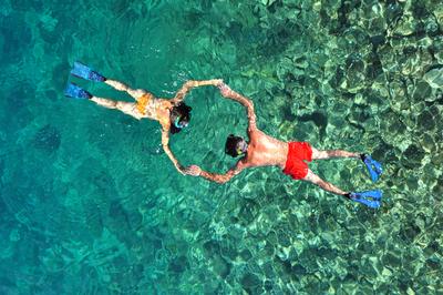 Romantic couple snorkeling in Phuket, Thailand-stock-foto