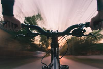 Hosszú záridős felvétel egy bringa üléséről.-stock-foto