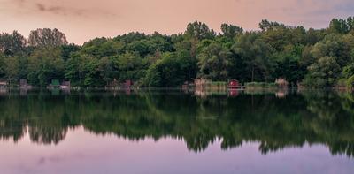 Színes viskók egy tatabányai horgásztavon.-stock-foto