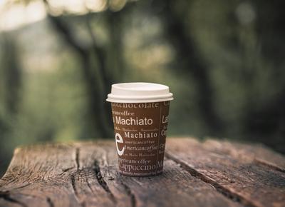 Kávéspohár a tavaszi napfelkeltében.-stock-foto