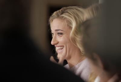 Korábbi partnerével, a francia Kristina Mladenoviccsal versenyez a jövőben párosban Babos Tímea, aki vasárnap Andrea Hlavackovával megnyerte a hétmillió dollár összdíjazású szingapúri tenisz WTA-világbajnokságot, ezzel ő lett az első magyar, aki ezt a címet elérte.A MOL által szervezett sajtótájékoztatón a fiatal klasszis egészen elérzékenyült, amikor a szezon nehézségeiről beszélt. Babos Tímea (Sopron, 1993. május 10. –) magyar hivatásos teniszezőnő, párosban a 2017-es WTA Finals-győzteseként az első magyar női teniszvilágbajnok, háromszoros junior Grand Slam-tornagyőztes, ifjúsági olimpiai bronzérmes, kétszeres olimpikon. 2015-ben a magyar teniszsport történetében elsőként indulási jogot nyert a WTA Finals párosok mezőnyébe.-stock-foto