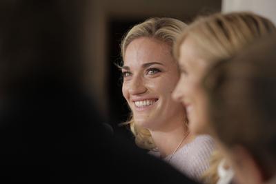 Korábbi partnerével, a francia Kristina Mladenoviccsal versenyez a jövőben párosban Babos Tímea, aki vasárnap Andrea Hlavackovával megnyerte a hétmillió dollár összdíjazású szingapúri tenisz WTA-világbajnokságot, ezzel ő lett az első magyar, aki ezt a címet elérte.A MOL által szervezett sajtótájékoztatón a fiatal klasszis egészen elérzékenyült, amikor a szezon nehézségeiről beszélt. Babos Tímea (Sopron, 1993. május 10. –) magyar hivatásos teniszezőnő, párosban a 2017-es WTA Finals-győzteseként az első magyar női teniszvilágbajnok, háromszoros junior Grand Slam-tornagyőztes, ifjúsági olimpiai bronzérmes, kétszeres olimpikon. 2015-ben a magyar teniszsport történetében elsőként indulási jogot nyert a WTA Finals párosok mezőnyébe.-stock-foto