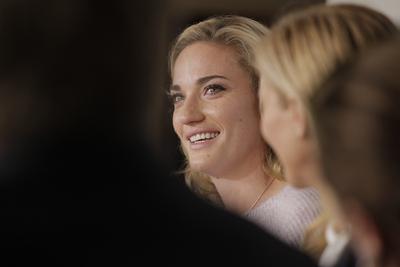 Korábbi partnerével, a francia Kristina Mladenoviccsal versenyez a jövőben párosban Babos Tímea, aki vasárnap Andrea Hlavackovával megnyerte a hétmillió dollár összdíjazású szingapúri tenisz WTA-világbajnokságot, ezzel ő lett az első magyar, aki ezt a címet elérte.A MOL által szervezett sajtótájékoztatón a fiatal klasszis egészen elérzékenyült, amikor a szezon nehézségeiről beszélt. Babos Tímea (Sopron, 1993. május 10. –) magyar hivatásos teniszezőnő, párosban a 2017-es WTA Finals-győzteseként az első magyar női teniszvilágbajnok, háromszoros junior Grand Slam-tornagyőztes, ifjúsági olimpiai bronzérmes, kétszeres olimpikon. 2015-ben a magyar teniszsport történetében elsőként indulási jogot nyert a WTA Finals párosok mezőnyébe.-stock-foto