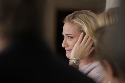 Korábbi partnerével, a francia Kristina Mladenoviccsal versenyez a jövőben párosban Babos Tímea, aki vasárnap Andrea Hlavackovával megnyerte a hétmillió dollár összdíjazású szingapúri tenisz WTA-világbajnokságot, ezzel ő lett az első magyar, aki ezt a címet elérte.A MOL által szervezett sajtótájékoztatón a fiatal klasszis egészen elérzékenyült, amikor a szezon nehézségeiről beszélt. Babos Tímea (Sopron, 1993. május 10. –) magyar hivatásos teniszezőnő, párosban a 2017-es WTA Finals-győzteseként az első magyar női teniszvilágbajnok, háromszoros junior Grand Slam-tornagyőztes, ifjúsági olimpiai bronzérmes, kétszeres olimpikon. 2015-ben a magyar teniszsport történetében elsőként indulási jogot nyert a WTA Finals párosok mezőnyébe.-stock-foto