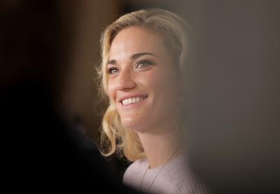 Korábbi partnerével, a francia Kristina Mladenoviccsal versenyez a jövőben párosban Babos Tímea, aki vasárnap Andrea Hlavackovával megnyerte a hétmillió dollár összdíjazású szingapúri tenisz WTA-világbajnokságot, ezzel ő lett az első magyar, aki ezt a címet elérte.A MOL által szervezett sajtótájékoztatón a fiatal klasszis egészen elérzékenyült, amikor a szezon nehézségeiről beszélt. Babos Tímea (Sopron, 1993. május 10. –) magyar hivatásos teniszezőnő, párosban a 2017-es WTA Finals-győzteseként az első magyar női teniszvilágbajnok, háromszoros junior Grand Slam-tornagyőztes, ifjúsági olimpiai bronzérmes, kétszeres olimpikon. 2015-ben a magyar teniszsport történetében elsőként indulási jogot nyert a WTA Finals párosok mezőnyébe.-stock-foto