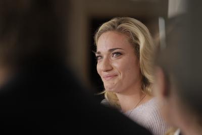 Korábbi partnerével, a francia Kristina Mladenoviccsal versenyez a jövőben párosban Babos Tímea, aki vasárnap Andrea Hlavackovával megnyerte a hétmillió dollár összdíjazású szingapúri tenisz WTA-világbajnokságot, ezzel ő lett az első magyar, aki ezt a címet elérte.A MOL által szervezett sajtótájékoztatón a fiatal klasszis egészen elérzékenyült, amikor a szezon nehézségeiről beszélt. Babos Tímea (Sopron, 1993. május 10. –) magyar hivatásos teniszezőnő, párosban a 2017-es WTA Finals-győzteseként az első magyar női teniszvilágbajnok, háromszoros junior Grand Slam-tornagyőztes, ifjúsági olimpiai bronzérmes, kétszeres olimpikon. 2015-ben a magyar teniszsport történetében elsőként indulási jogot nyert a WTA Finals párosok mezőnyébe.-stock-foto