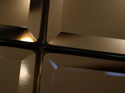 Ablak csiszolt üveggel egy banképületben-stock-foto