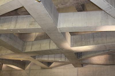 M4-es metrómegállóban a födém látszó beton gerendái eredeti megvilágításban. A fotó akvarell festménynek látszik.-stock-foto
