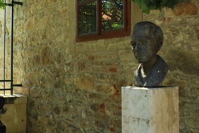 Bartók szobra a sárospataki vár előtt-stock-foto