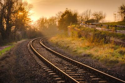 Egy őszi naplemente a sínek felett.-stock-foto
