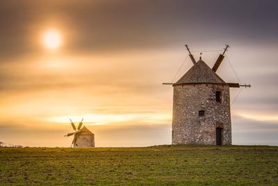 A tési szélmalmok naplementekor-stock-foto