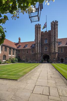 Egyetemi épület belső udvara, Cambridge.-stock-foto