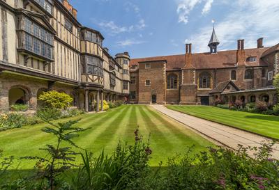 Egyetemi épület belső udvara, Cambridge.-stock-foto