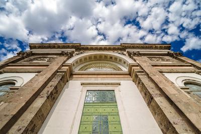 Esztergomi bazilika egy nyári napon.-stock-foto