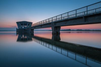 Alkony a víztározónál-stock-foto