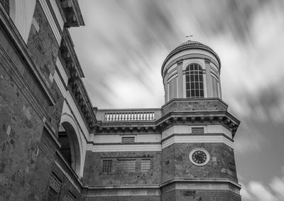 Esztergomi bazilika suhanó felhőkkel.-stock-foto