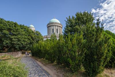 Esztergomi bazilika egy nyári napon.-stock-foto