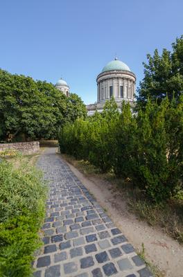 Esztergomi bazilika egy nyári napon.-stock-foto