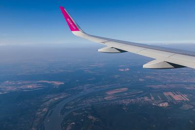 Repülőgép szárny Visegrád felett-stock-foto