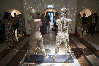 Így látjuk mi... Öntárgyiasítás, női pozíciók című kiállítás az  Ybl Budai Kreatív Házban-stock-foto