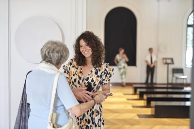 Így látjuk mi... Öntárgyiasítás, női pozíciók című kiállítás az  Ybl Budai Kreatív Házban-stock-foto