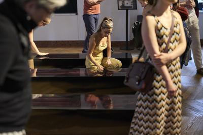 Így látjuk mi... Öntárgyiasítás, női pozíciók című kiállítás az  Ybl Budai Kreatív Házban-stock-foto