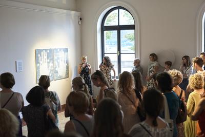 Így látjuk mi... Öntárgyiasítás, női pozíciók című kiállítás az  Ybl Budai Kreatív Házban-stock-foto