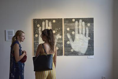 Így látjuk mi... Öntárgyiasítás, női pozíciók című kiállítás az  Ybl Budai Kreatív Házban-stock-foto