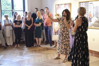 Így látjuk mi... Öntárgyiasítás, női pozíciók című kiállítás az  Ybl Budai Kreatív Házban-stock-foto