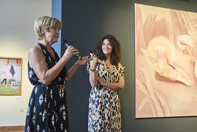 Így látjuk mi... Öntárgyiasítás, női pozíciók című kiállítás az  Ybl Budai Kreatív Házban-stock-foto